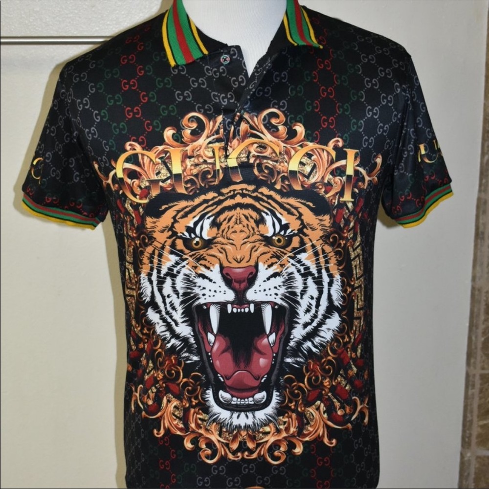 Beautiful Mens Gucci small tiger holiday art polo